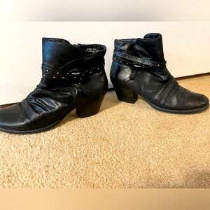 Yuu Black side zip ankle boot
